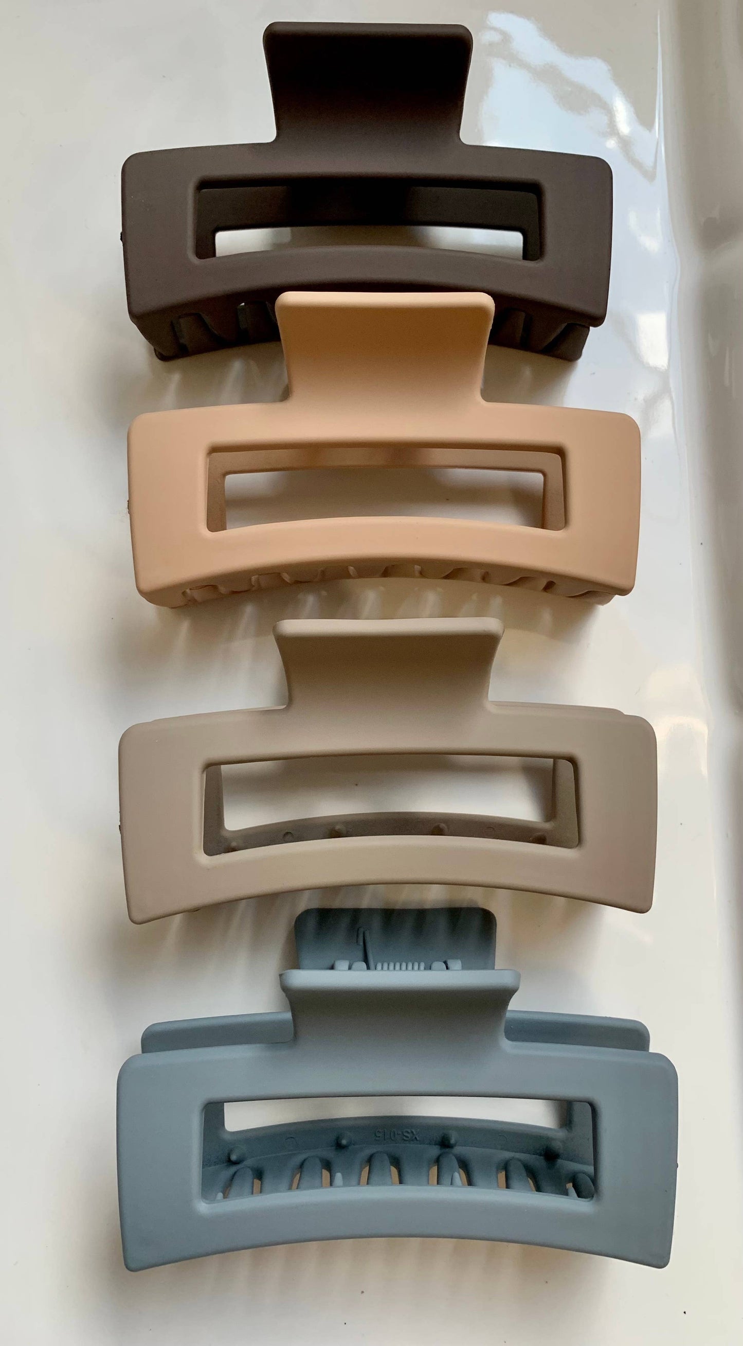 Frosting Company - 8 Medium Hair Clips Claw Accessories Spa Salon