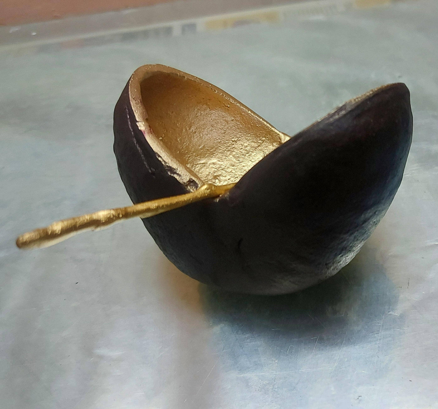 POD BOWL WITH ONE 4" GOLD SPOON